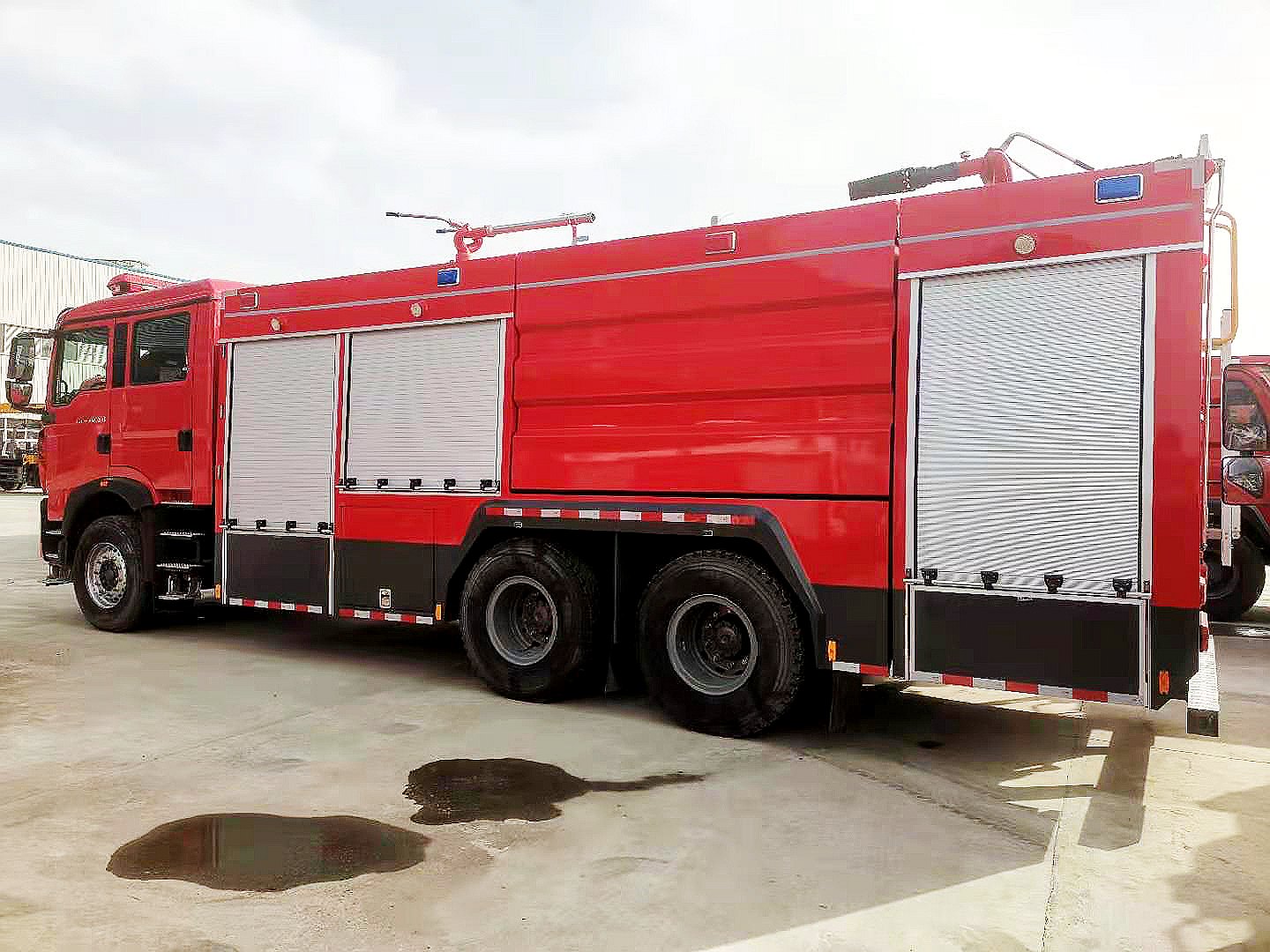 豪沃后双桥干粉泡沫联用消防车