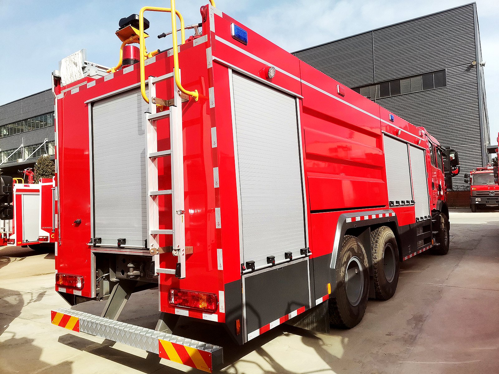 豪沃后双桥干粉泡沫联用消防车