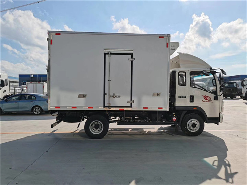 重汽豪沃4.2米排半冷藏车